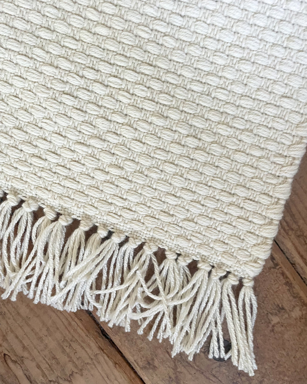 Pebble Rug Sample - Cream Tassels 2' x 3'