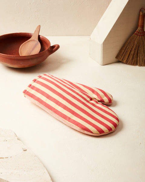 https://www.minna-goods.com/cdn/shop/products/Reversible-Oven-Mitt-Peach-styled_grande.jpg?v=1625605338